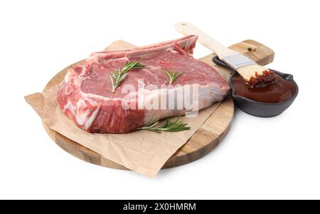 Brett mit rohem Fleisch, Rosmarin und Marinade isoliert auf weiß Stockfoto