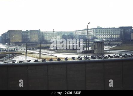 Ein Schulausflug nach Berlin war damals üblich. Für mich war es auch eine Reise in die Gedächtnisspur. Ein Teil des Aufstandes am 17. Juni 1953 fand am Potsdamer Platz und am Leipziger Platz statt. 1968 war es eine einsame Ruinenlandschaft. Zwischen der Mauer zwischen West- und Ost-Berlin sind noch die Eingänge zu den S- und U-Bahnhöfen zu sehen. Im Vergleich zum anderen Bild zeigt die Schwenkaufnahme nun auch mehr vom Leipziger Platz. Der Blick auf die nächsten Straßen wurde klar, nachdem einige der Ruinen geräumt wurden. Jetzt sehen Sie sogar den Rücken des preußischen Parlaments. Das hätte niemand können Stockfoto