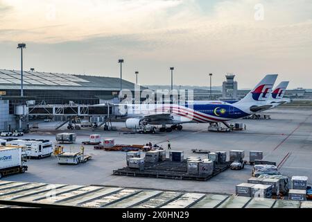 Fensterblick von der Lounge auf die Flugzeuge, die am internationalen Flughafen Kuala Lumpur geparkt sind, Stockfoto