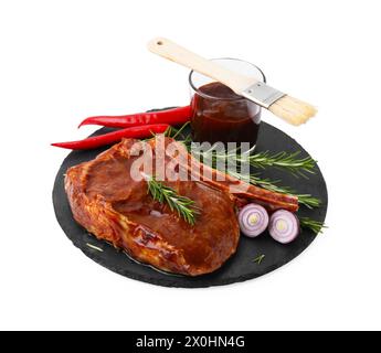 Leckeres Fleisch, Rosmarin, Marinade, Chili und Zwiebeln isoliert auf weiß Stockfoto