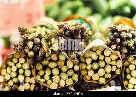 Grüne Spargel auf der Theke auf dem Bauernmarkt Stockfoto