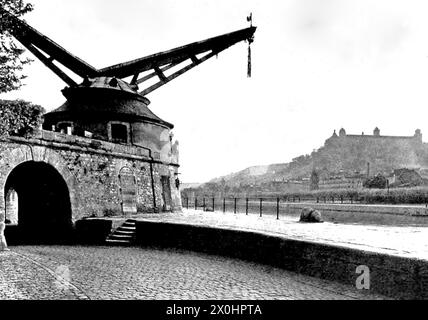 Barocker Steinturm-Sockelkran. Erbaut von Franz Ignaz Michael Neumann, dem Sohn des berühmten Barockarchitekten und Baumeisters Balthasar Neumann [automatisierte Übersetzung] Stockfoto