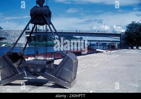 Neue Hauptbrücke – Schiffe [automatisierte Übersetzung] Stockfoto