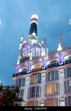 Fassade des Me Madrid Hotel, alte Victoria Hotel, Nacht. Santa Ana, Madrid, Spanien. Stockfoto