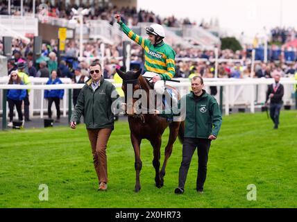 Jockey Mark Walsh feiert am zweiten Tag des Randox Grand National Festivals 2024 auf der Aintree Racecourse, Liverpool, den Sieg der TrustATrader Top Novices mit mystischer Power. Bilddatum: Freitag, 12. April 2024. Stockfoto