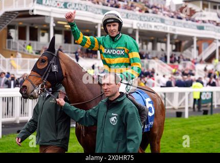 Jockey Mark Walsh feiert am zweiten Tag des Randox Grand National Festivals 2024 auf der Aintree Racecourse, Liverpool, den Sieg der TrustATrader Top Novices mit mystischer Power. Bilddatum: Freitag, 12. April 2024. Stockfoto