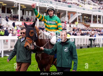 Jockey Mark Walsh feiert am zweiten Tag des Randox Grand National Festivals 2024 auf der Aintree Racecourse, Liverpool, den Sieg der TrustATrader Top Novices mit mystischer Power. Bilddatum: Freitag, 12. April 2024. Stockfoto