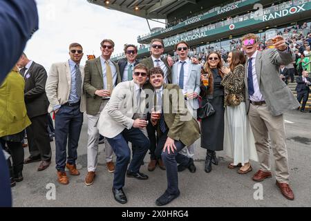 Rennfahrer genießen die Atmosphäre während des Randox Grand National 2024 Ladies Day auf der Aintree Racecourse, Liverpool, Großbritannien. April 2024. (Foto: Mark Cosgrove/News Images) in Liverpool, Großbritannien am 12.04.2024. (Foto: Mark Cosgrove/News Images/SIPA USA) Credit: SIPA USA/Alamy Live News Stockfoto