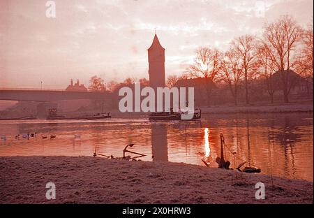 Neue Hauptbrücke, Cent Tower [automatisierte Übersetzung] Stockfoto
