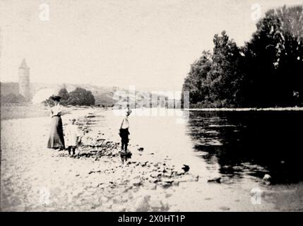 Frau mit Kindern im Hauptteil [automatisierte Übersetzung] Stockfoto