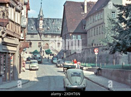 Hauptstraße mit Autoverkehr [automatisierte Übersetzung] Stockfoto