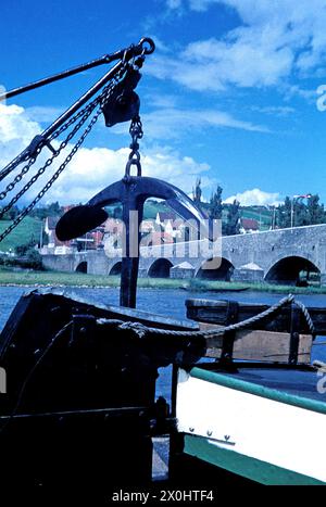 Anker eines Schiffes vor der Brücke [automatisierte Übersetzung] Stockfoto