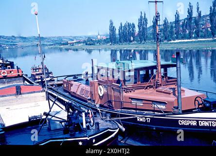 Schiffe, die in Ochsenfurt, Kleinochsenfurt im Hintergrund anlegen [automatisierte Übersetzung] Stockfoto