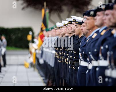 Soldaten des Wachbataillons, aufgenommen im Rahmen eines Abschlussappells der Bundeswehr-Einsaetze MINUSMA und EUTM Mali im Bundesministerium der Verteidigung in Berlin, 22.02.2024. Berlin Deutschland *** Soldaten des Wachbataillons, bei einem letzten namentlichen Aufruf der Bundeswehrmissionen MINUSMA und EUTM Mali beim Bundesverteidigungsministerium in Berlin, 22 02 2024 Berlin Deutschland Copyright: xJulianexSonntagxphotothek.dex Stockfoto