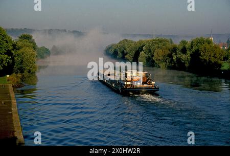 Binnenschiff vor Nebelbank am Main [automatisierte Übersetzung] Stockfoto