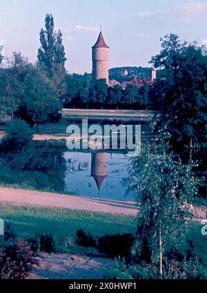 Im Hauptteil reflektierter Cent-Turm [automatisierte Übersetzung] Stockfoto