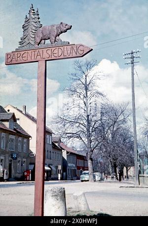 Ein Wegweiser zur Bärental Siedlung an der Esso-Tankstelle vor dem Gasthof Schwan in Ochsenfurt. [Automatisierte Übersetzung] Stockfoto