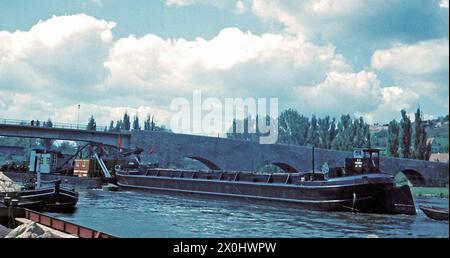 Schiff passiert alte Hauptbrücke [automatisierte Übersetzung] Stockfoto