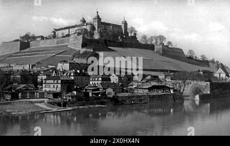 Blick auf die Festung Marienberg, vom Mainufer [automatisierte Übersetzung] Stockfoto