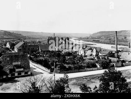 Im Hintergrund rechts am Main werden Baumstämme zu Flößen zusammengesetzt [automatisierte Übersetzung] Stockfoto