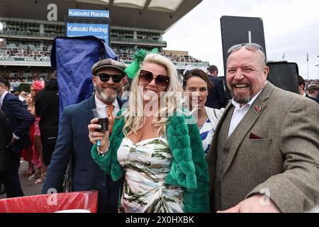 Rennfahrer genießen die Atmosphäre während des Randox Grand National 2024 Ladies Day auf der Aintree Racecourse, Liverpool, Großbritannien, 12. April 2024 (Foto: Mark Cosgrove/News Images) Stockfoto