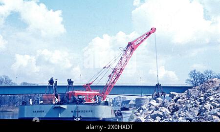 Schiffsentladung vor der neuen Hauptbrücke in Ochsenfurt. [Automatisierte Übersetzung] Stockfoto