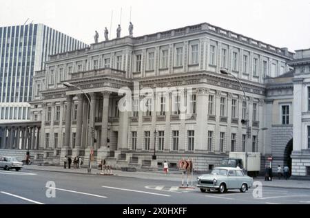 Seitenansicht der Staatsoper Berlin unter den Linden in Ost-Berlin. [Automatisierte Übersetzung] Stockfoto