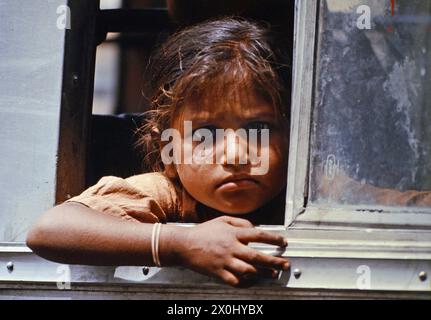 Ein junges indisches Mädchen schaut aus einem Bus. [Automatisierte Übersetzung] Stockfoto