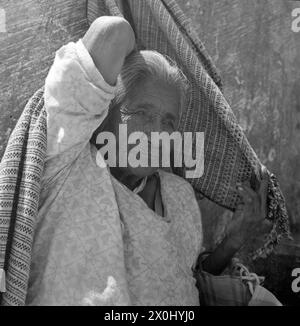 Eine alte Frau in Cuernavaca in Mexiko wirft einen Schal über den Kopf. [Automatisierte Übersetzung] Stockfoto