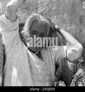 Eine alte Frau in Cuernavaca in Mexiko wirft einen Schal über den Kopf. [Automatisierte Übersetzung] Stockfoto