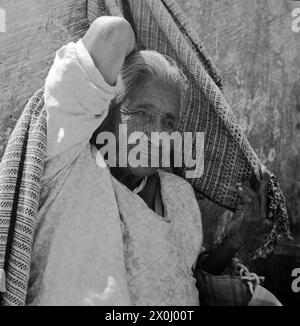 Eine alte Frau in Cuernavaca in Mexiko wirft einen Schal über den Kopf. [Automatisierte Übersetzung] Stockfoto
