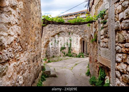 Typische Altstadt-Szene im mittelalterlichen Dorf Plomin, Kroatien Stockfoto