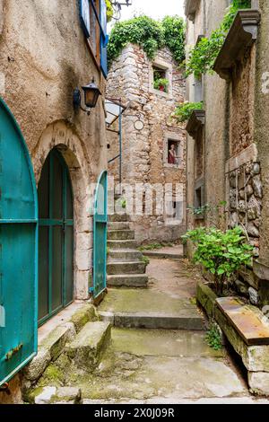 Typische Altstadt-Szene im mittelalterlichen Dorf Plomin, Kroatien Stockfoto