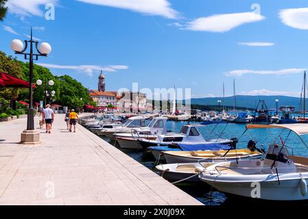 Boote im Hafen mit kristallklarem türkisfarbenem Wasser auf der Insel Krk, Kroatien Stockfoto