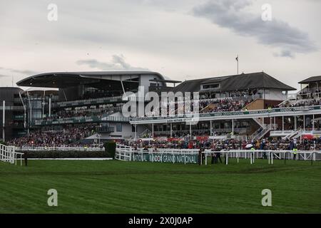 Rennfahrer genießen die Atmosphäre während des Randox Grand National 2024 Ladies Day auf der Aintree Racecourse, Liverpool, Großbritannien. April 2024. (Foto: Mark Cosgrove/News Images) in Liverpool, Großbritannien am 12.04.2024. (Foto: Mark Cosgrove/News Images/SIPA USA) Credit: SIPA USA/Alamy Live News Stockfoto