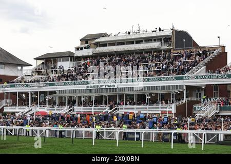 Rennfahrer genießen die Atmosphäre während des Randox Grand National 2024 Ladies Day auf der Aintree Racecourse, Liverpool, Großbritannien. April 2024. (Foto: Mark Cosgrove/News Images) in Liverpool, Großbritannien am 12.04.2024. (Foto: Mark Cosgrove/News Images/SIPA USA) Credit: SIPA USA/Alamy Live News Stockfoto