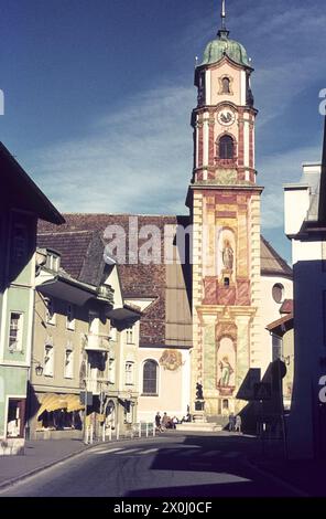 Kirchturm mit Lüftlmalerei der katholischen Pfarrkirche St. Peter und Paul vom Obermarkt aus gesehen. [Automatisierte Übersetzung] Stockfoto