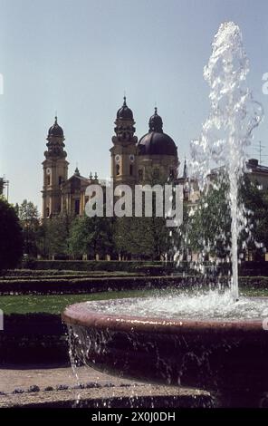 Brunnen im Hofgarten mit Theaterkirche. [Automatisierte Übersetzung] Stockfoto