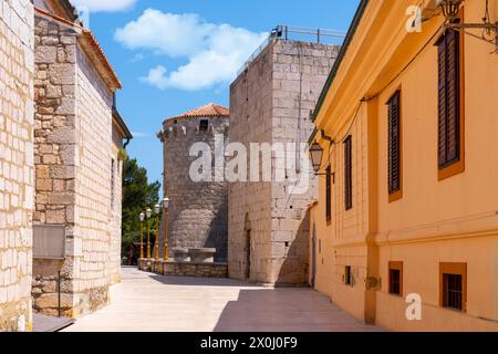 Blick auf den runden Turm der Burg Frankopan im alten Zwilling von Krk, Kroatien Stockfoto