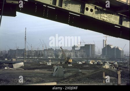 Blick auf die im Bau befindliche Studentenstadt von der Baustelle des Olympiastadions [automatisierte Übersetzung] Stockfoto