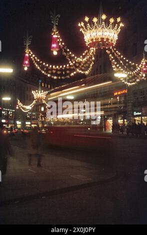 Festlich beleuchtete Straße während der Adventszeit. Die Weihnachtsbeleuchtung wird in Form von Kronleuchtern [automatisierte Übersetzung] verwendet. Stockfoto