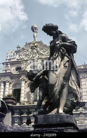 Figur im Park von Schloss Linderhof mit der Schlossfassade [automatisierte Übersetzung] Stockfoto