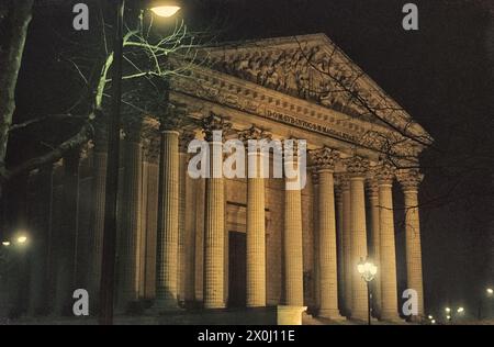 Fassade der Pfarrkirche La Madeleine am Abend. [Automatisierte Übersetzung] Stockfoto