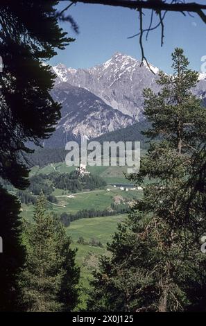 Blick auf die Burg Tarasp und die Engadiner Dolomiten [automatisierte Übersetzung] Stockfoto