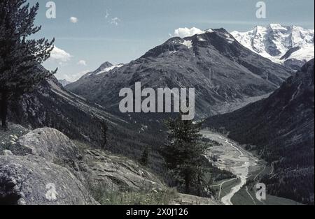 Auf dem Weg zur Paradieshütte. Im Tal das Schmelzwasser des Morteratsch-Gletschers. [Automatisierte Übersetzung] Stockfoto