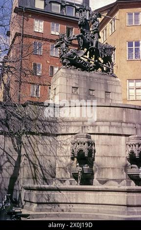 Blick auf einen Brunnen von Österlanggatan. Über dem Brunnen sehen Sie die Statue der St. George und der Drache. [Automatisierte Übersetzung] Stockfoto