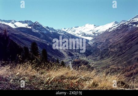 Gurgler Tal mit dem Gurgler Ferner, dem Ramolkamm und dem Gurgler Kamm auf der linken Seite. [Automatisierte Übersetzung] Stockfoto