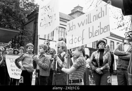 Grundschüler protestieren für mehr Lehrer und kleinere Klassen, Bildungskrise in den 1970er Jahren [automatisierte Übersetzung] Stockfoto