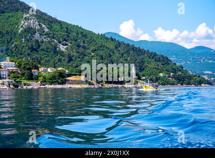 Kroatien, wunderschöne Adriaküste, Opatija riviera auf Kvarner, beliebter Strand und malerische Touristenorte Stockfoto