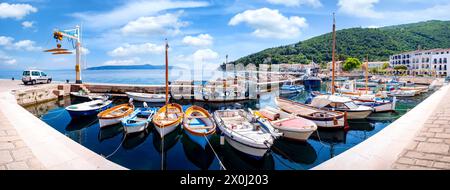 Kleiner Hafen und Strand in Mošćenička Draga an der Adriaküste, Kvarner Bucht Stockfoto